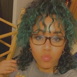 Meet your Posher, Crystal